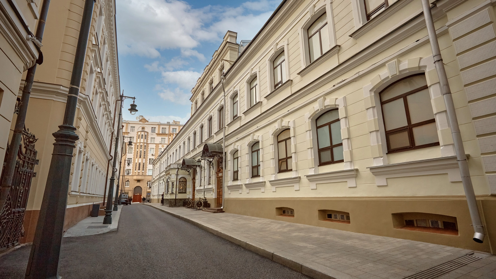 Сандуновский переулок в Москве — Реализованные проекты из гранита | ООО ГК «ГранитИнвест» — Лидер камнеобработки России Сандуновский переулок в Москве